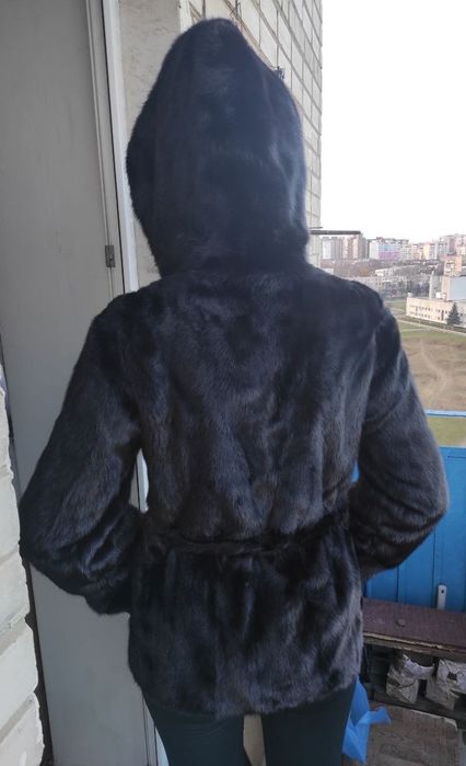 Норкова шуба чорного кольору