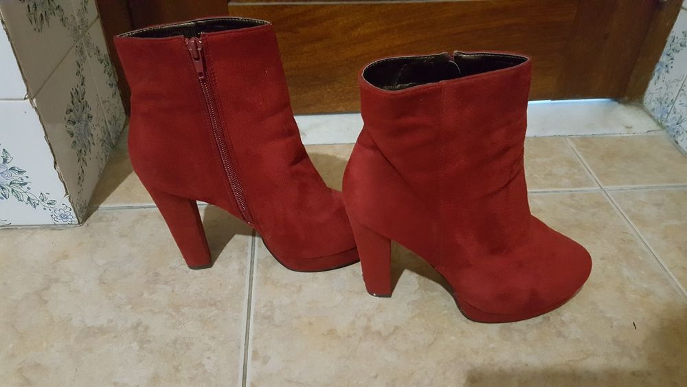 Botas compensadas vermelhas