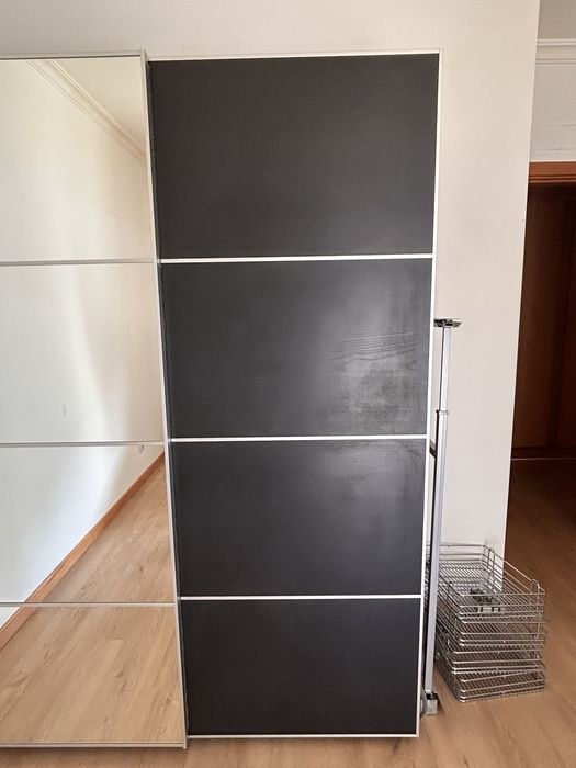 Roupeiro IKEA PAX 150 cm com portas de correr e espelho – excelente estado
