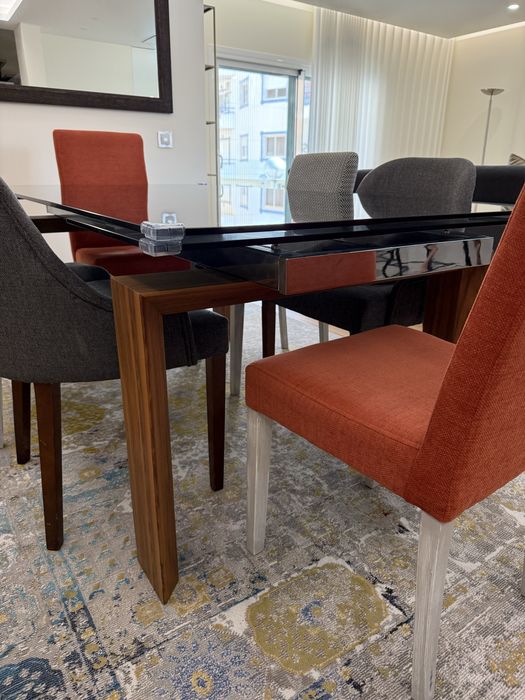Mesa extensivel de madeira Nogueira e vidro qubic