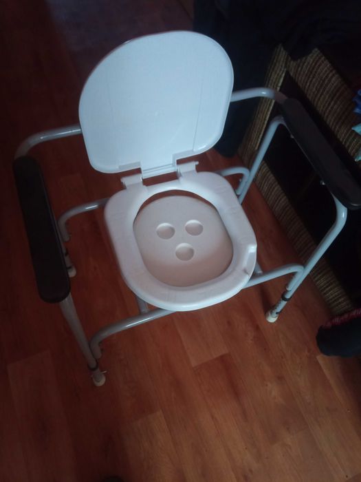 Ходунки и переносной туалет.