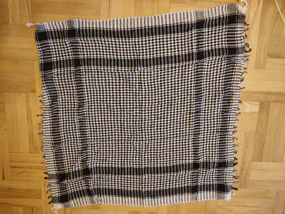 Chusta 98x98 cm czarno-biała