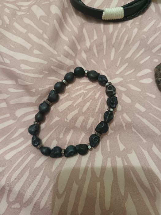 Várias pulseiras cada uma a 0.50 centímetros