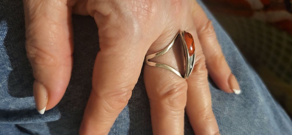 Srebrny pierścionek z koralem łódeczka