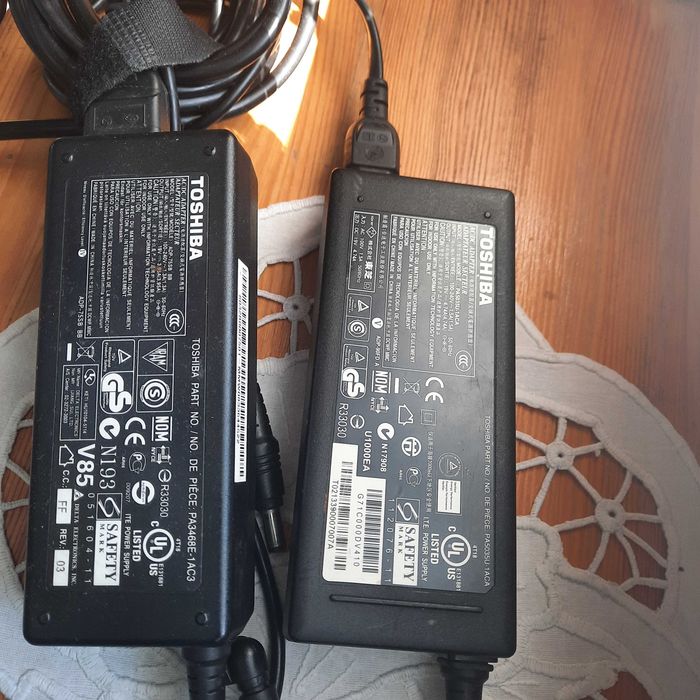 Zasilacze 2 szt. do laptopa TOSHIBA sieciowy i  samochodowy. Nowe.