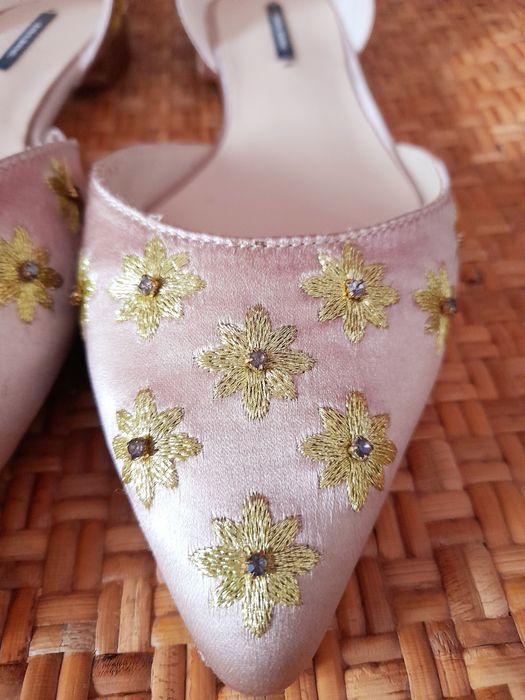 Sapatos Zara novos, tecido acetinado, às flores bordadas. T. 36