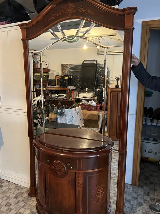 Móvel com espelho em madeira