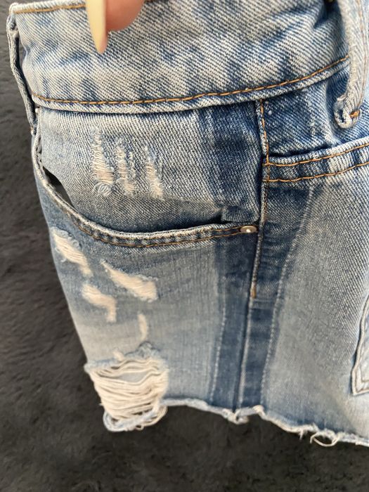 Calcao de ganga com rasgoes muito atuais