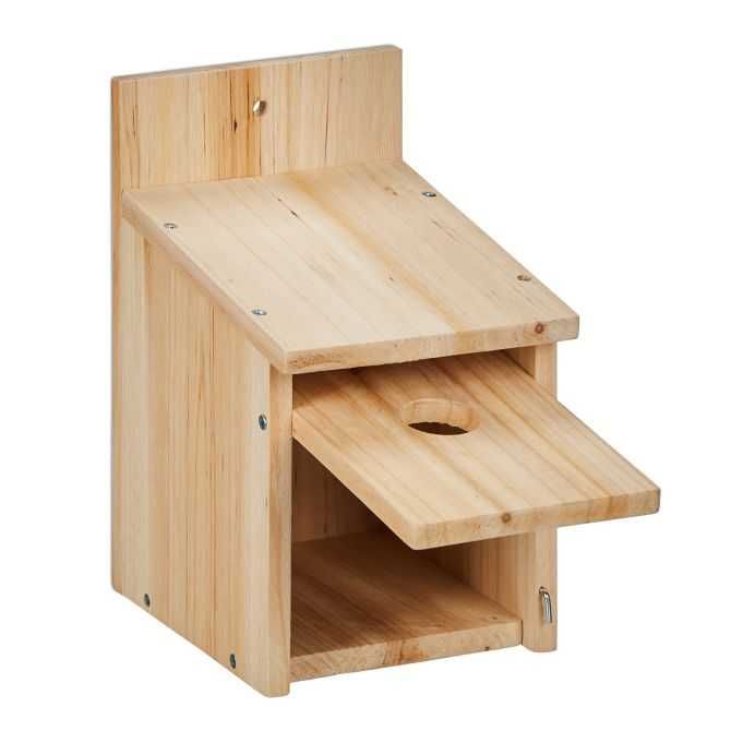 Drewniana budka lęgowa dla ptaków