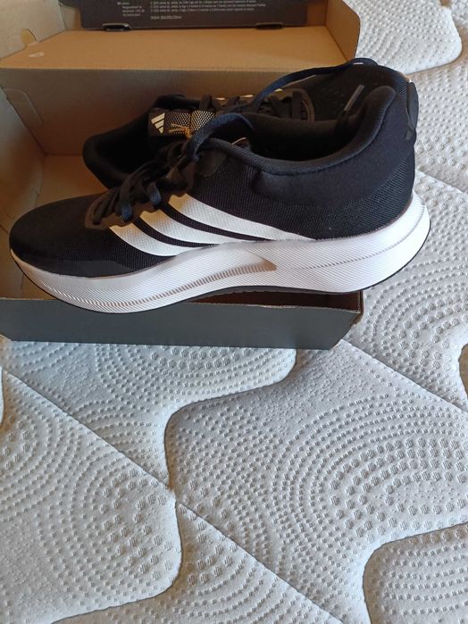 Sapatilhas homem adidas pretas novas 41 ½.
