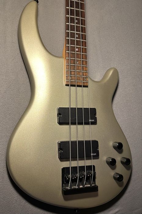 Gitara basowa Dean Edge 4 aktywne humbuckery