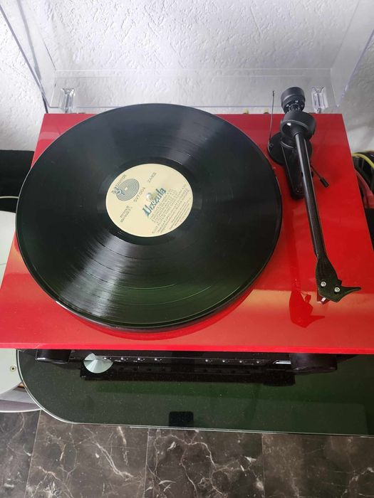 Gramofon PRO-JECT. Project debut carbon