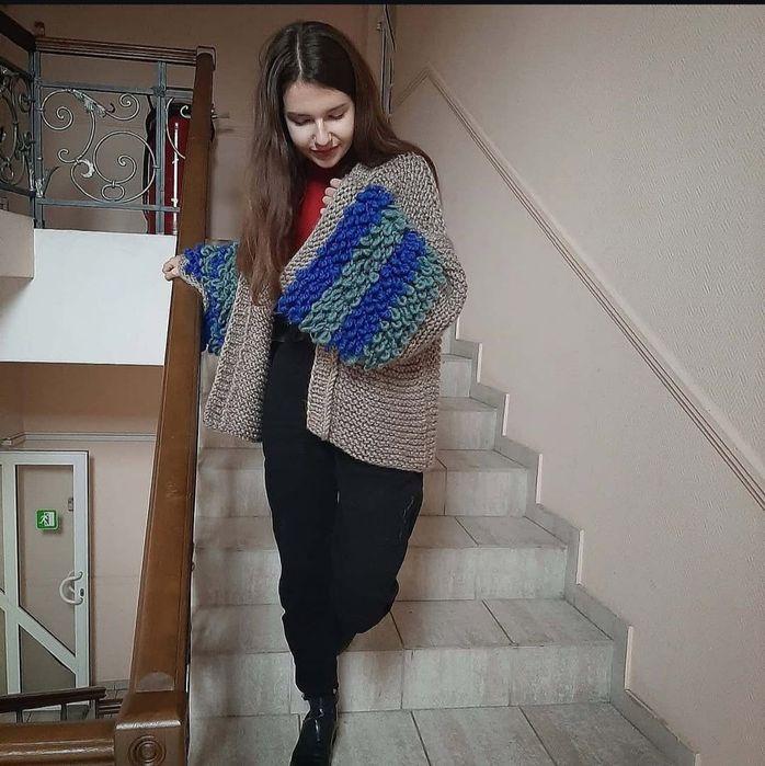 Кардиган с объемными рукавами.