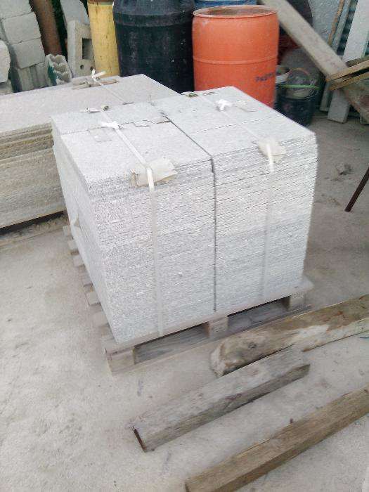 Ladrilho em granito cinza