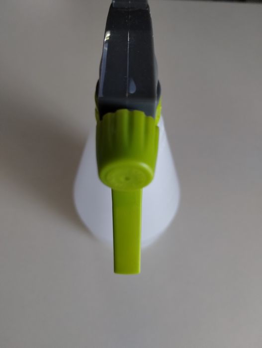 Zraszacz rozpylacz o pojemności 1 litr.