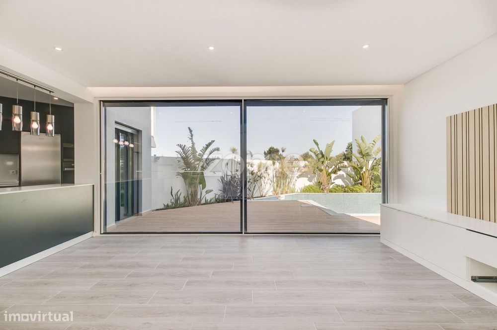 Moradia T3 com Piscina e Jardim no Zambujeiro – Alcabideche