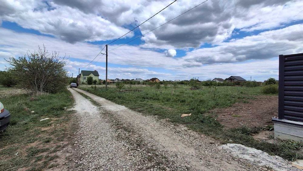 Продається земельна ділянка 10 соток під забудову в с. Хриплин, світло газ асфальт будинки
