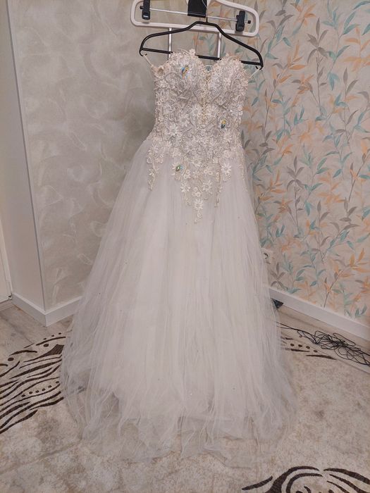 Продам весільну сукню в гарному стані