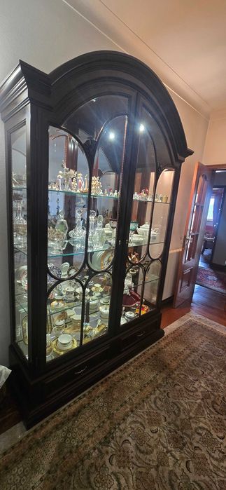 vitrine de madeira mogno e vidro em cristal