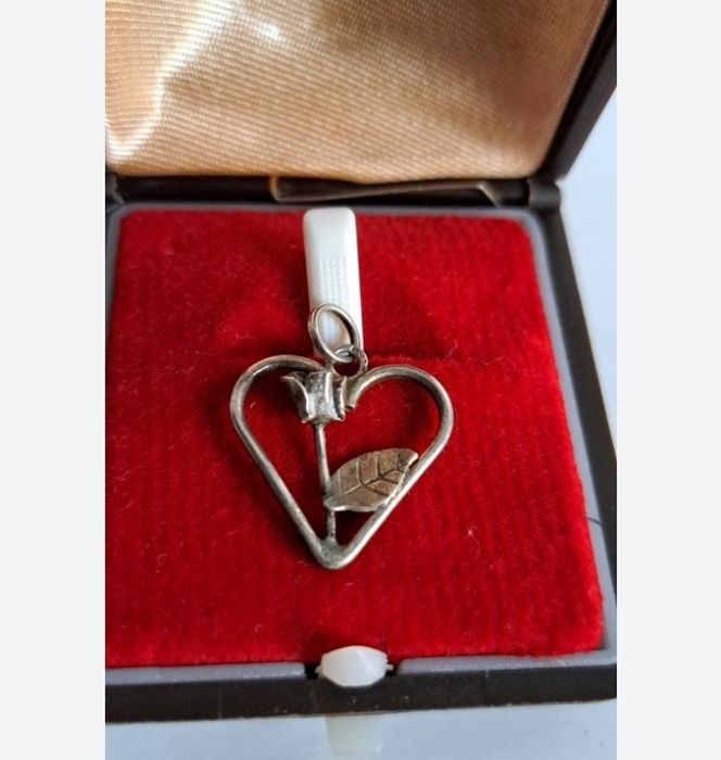 Stara zawieszka róża w sercu