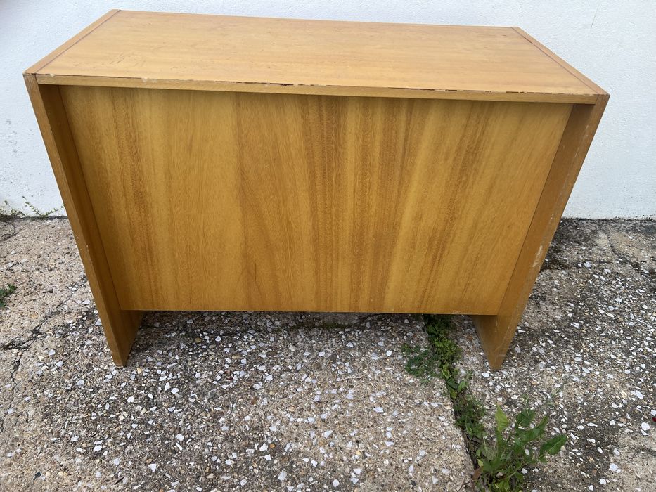 Secretaria juvenil, adquirida nos anos 90, moveis Olaio