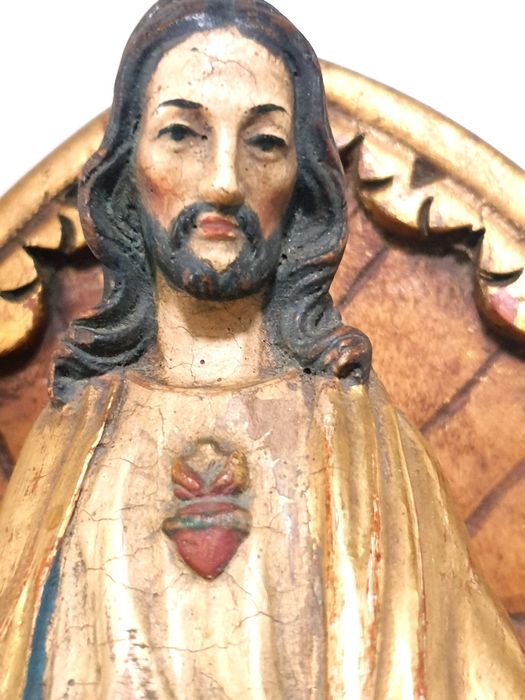 Lindo oratório de suspensão mural em talha policromada e dourada