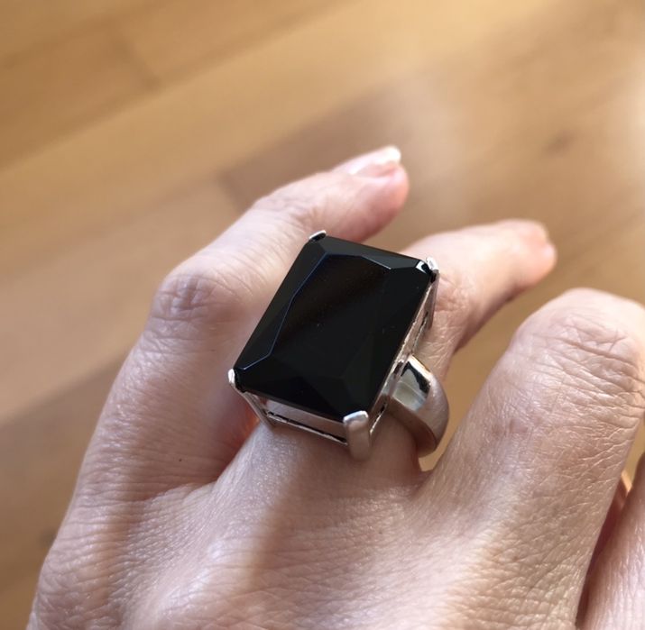 Anéis de aço e pedras