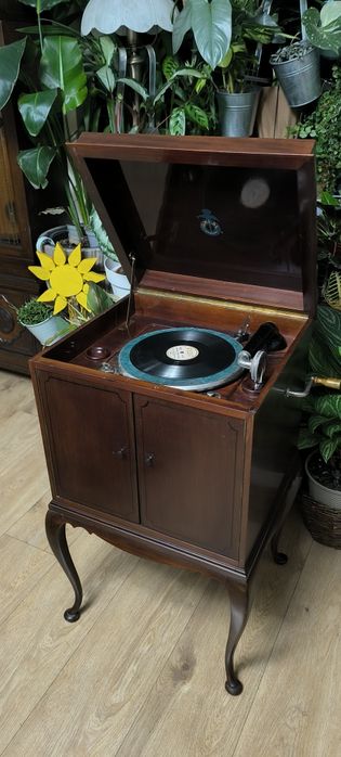 Patefon/gramofon mechaniczny szafkowy AXIAL z okresu międzywojennego