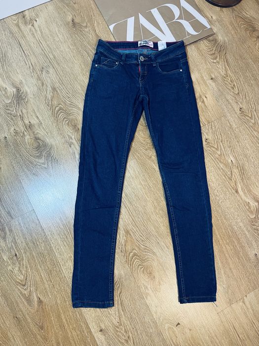 Granatowe jeansy damskie biodrowki terranova xxs