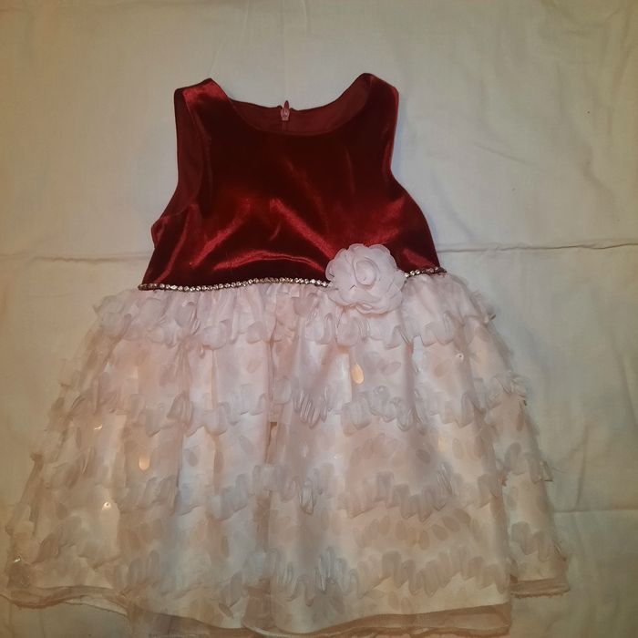 Святкова сукня на дівчинку.