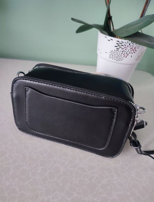 Czarna torebka listonoszka Guess