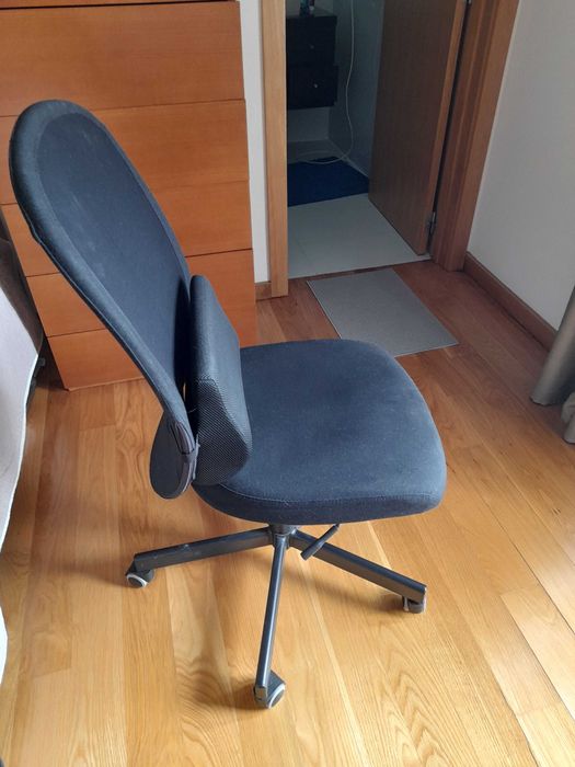 Secretária com Estantes e cadeira