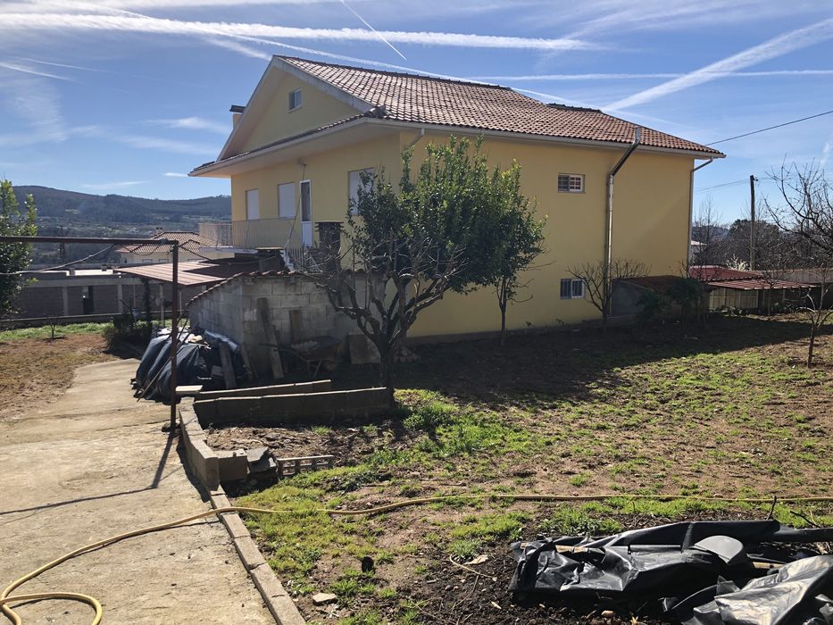 Casa grande com dois pisos