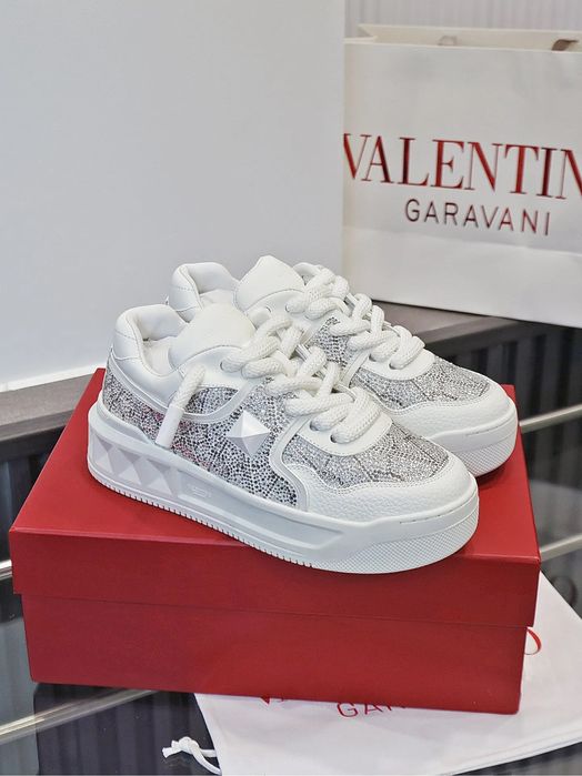 Шикарные кроссовки Валентино на танкетке со стразами, коллекция 2023