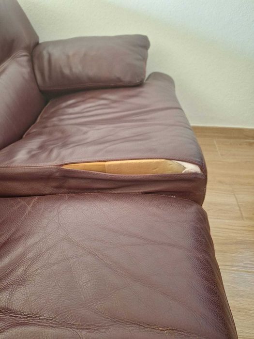 Conjunto sofas em cabedal