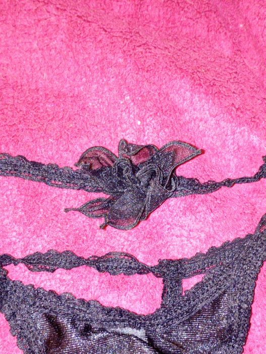 Stringi Lingerie nowe czarne r. S/M z różą z przodu.