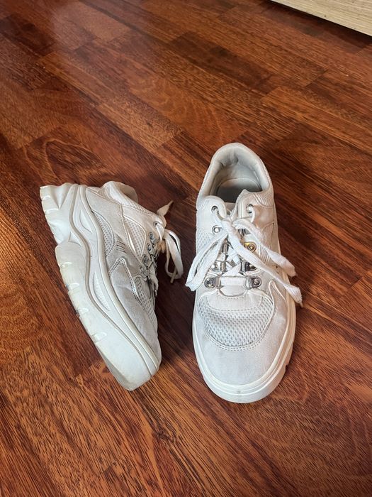 Białe sneakersy H&M z elementami zamszu