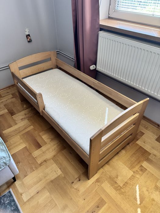 Łózko dziecięce  drewniane z materacem.
