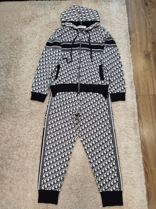 Продам костюм женский