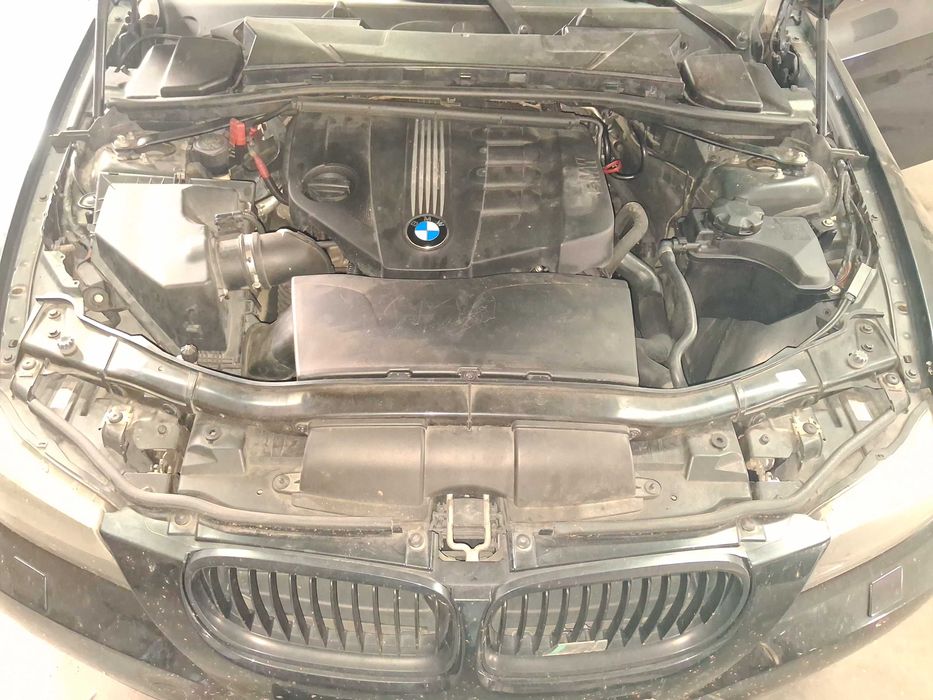 Bmw 320d 2011    .