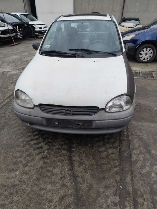 Posiadam czesci opel corsa b   1.4  automat 1998r