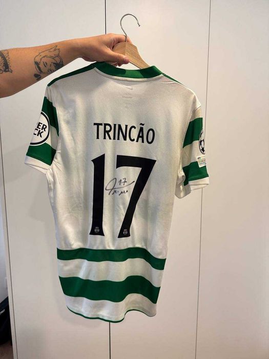 Camisola assinada Francisco Trincão