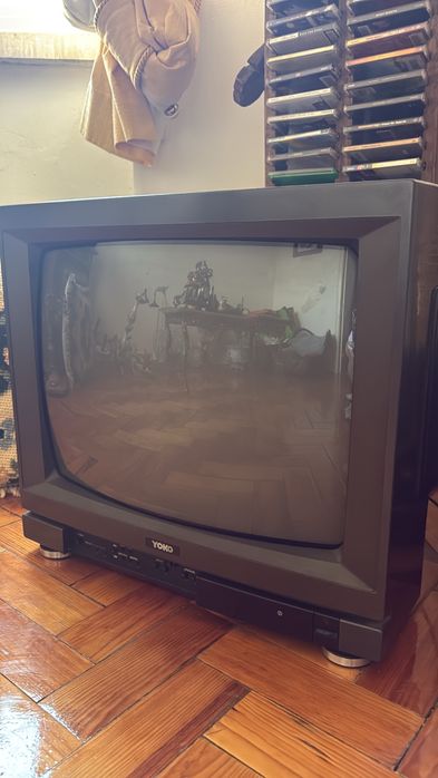 2 televisões antigas