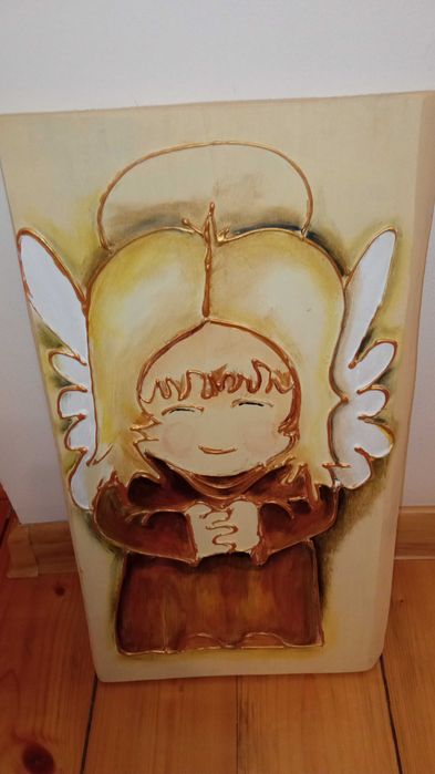 Aniołek w kawałku drewna