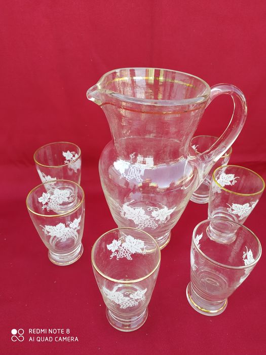 Conjunto em vidro jarro e seis copos