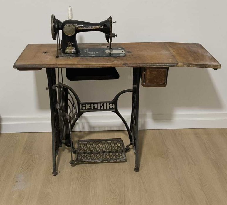 Vende-se Máquina de Costura Singer Antiga (a funcionar bem)
