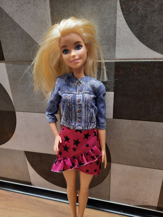 Lalka Barbie w jeansowej kurtce