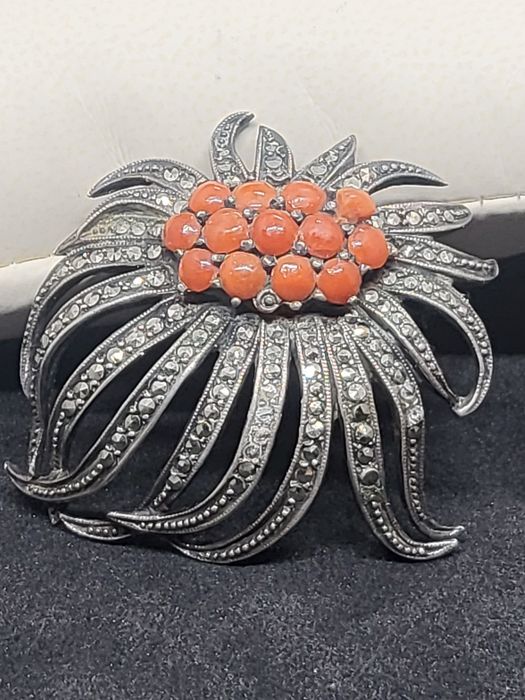 Брошь серебро, коралл