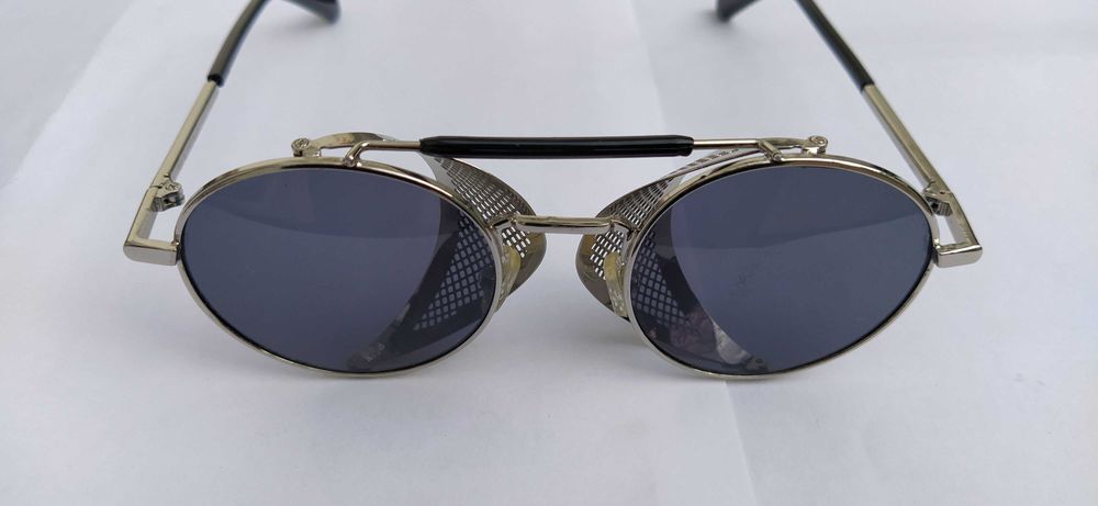 Óculo de sol com proteção lateral móvel