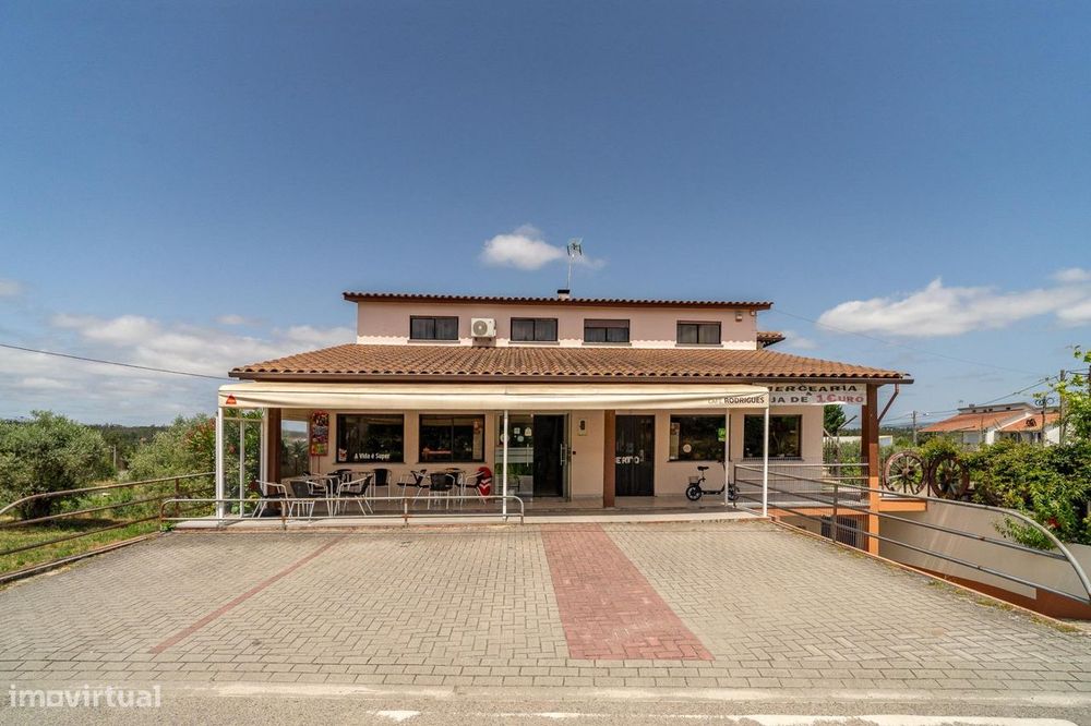 Café e apartamento em Portela de Almagreira